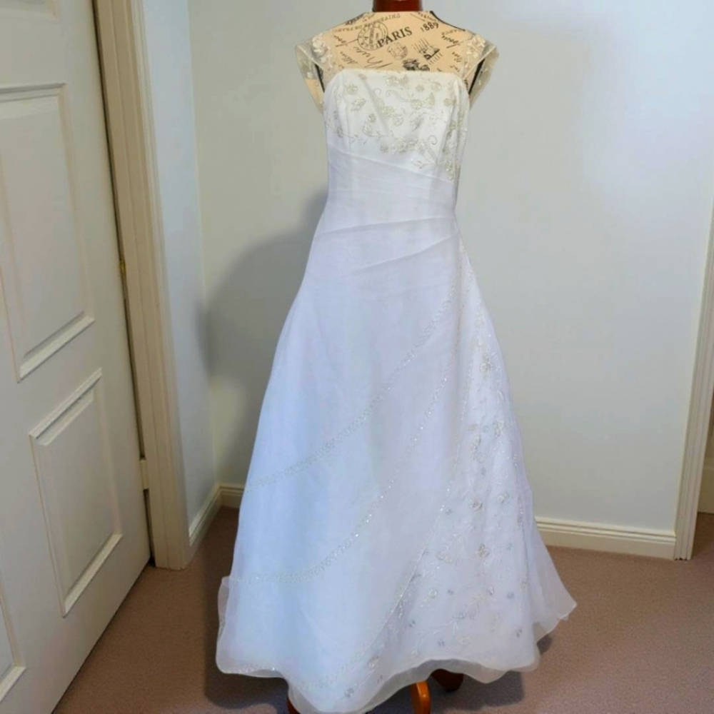 Elegant White Sleeveless Bridal Wedding Dress - Picture 2 of 13